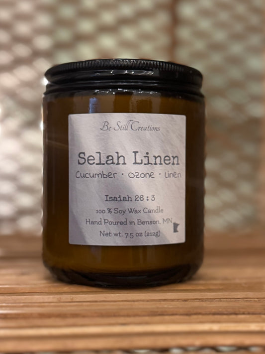 Close-up of Selah Linen candle label showing cucumber, ozone, and linen fragrance notes